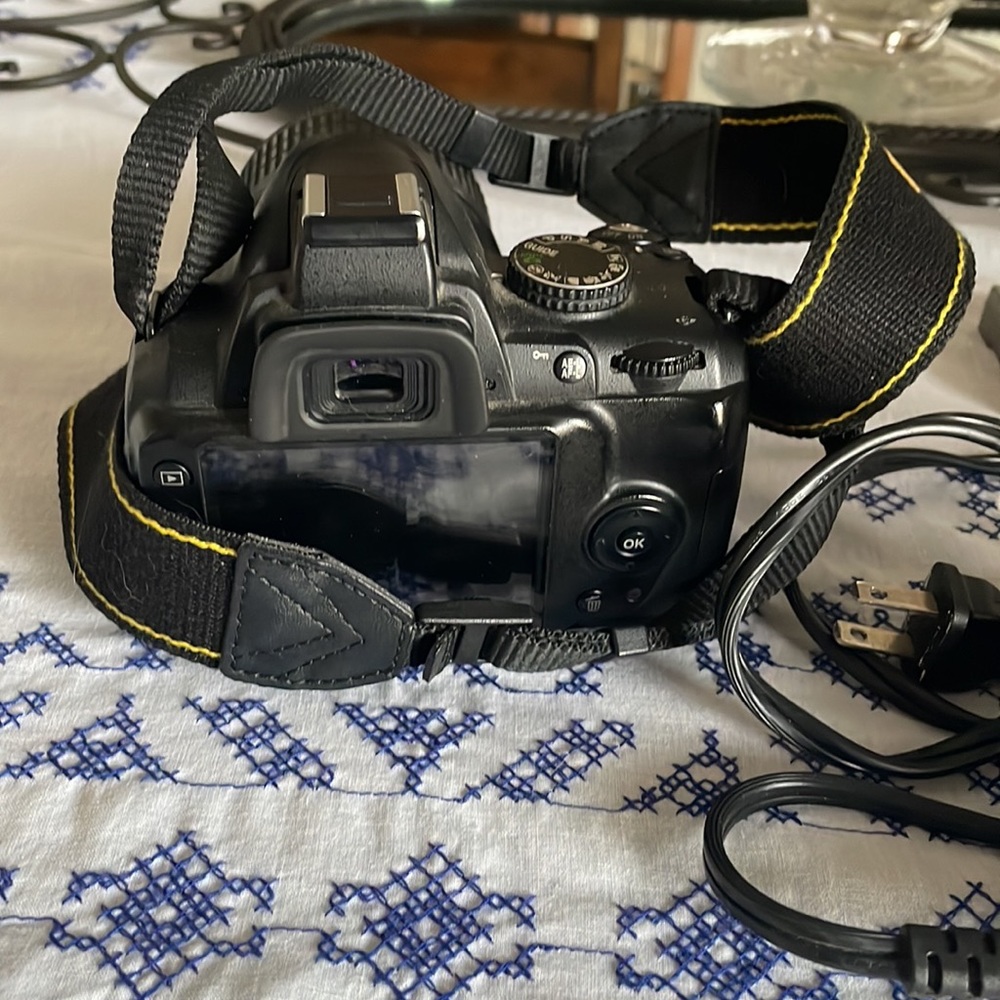 *SOLD* Nikon D3000 camera - Picture 3 of 6